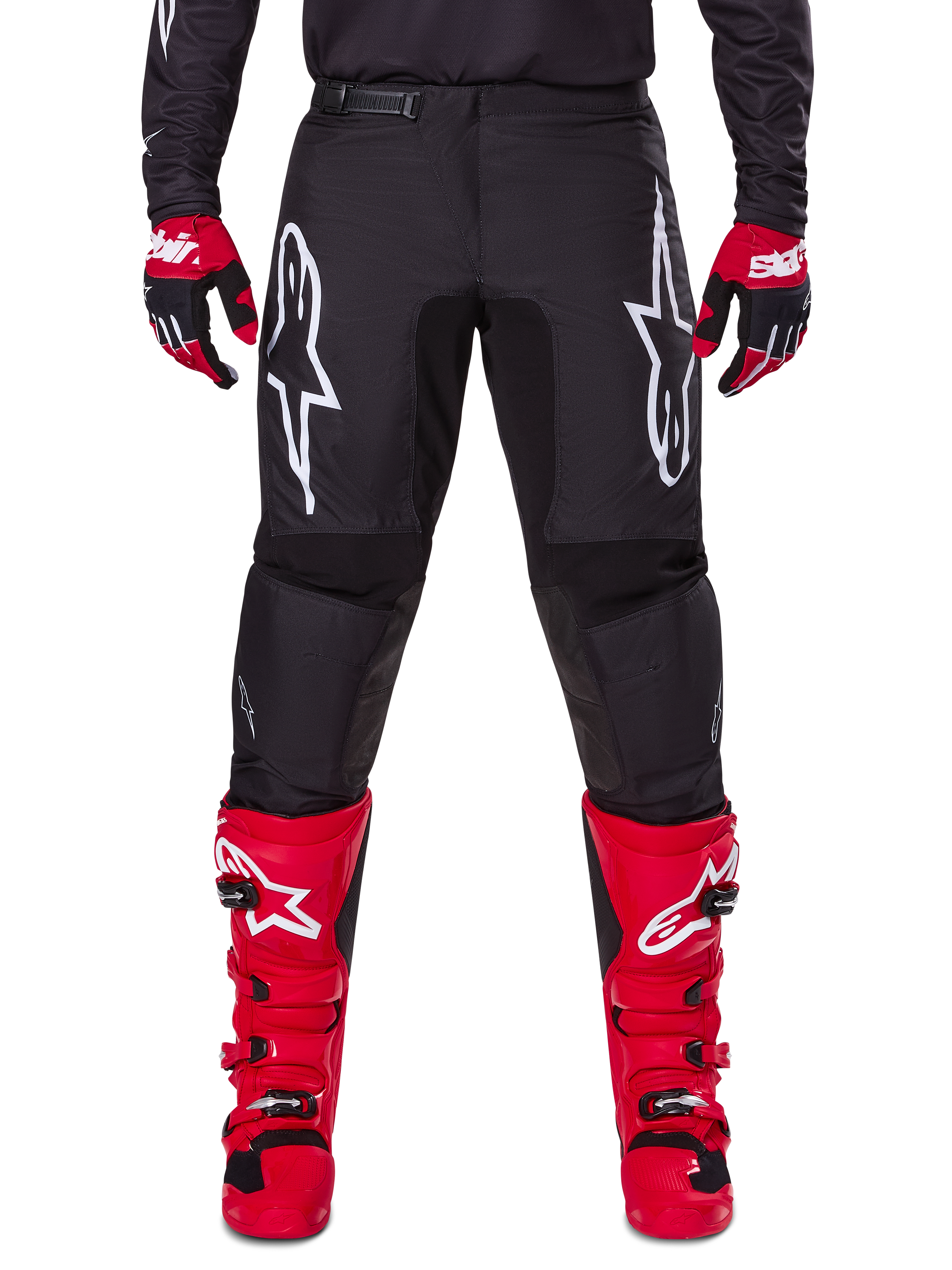 Zestaw Alpinestars 2025 Fluid Haul, czarne spodnie motocrossowe z białymi logo Astars na udach, jaskrawoczerwone buty i czerwono-czarne rękawice, dopasowany strój do wyścigów terenowych