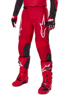 Alpinestars 2025 Fluid Haul Gear Set, strój motocrossowy w kolorze czerwonym i czarnym, czerwone spodnie z wyraźnym białym logo Alpinestars, pasujące czerwone buty techniczne i czerwono-czarne rękawice, spójny design zapewniający wydajność off-road