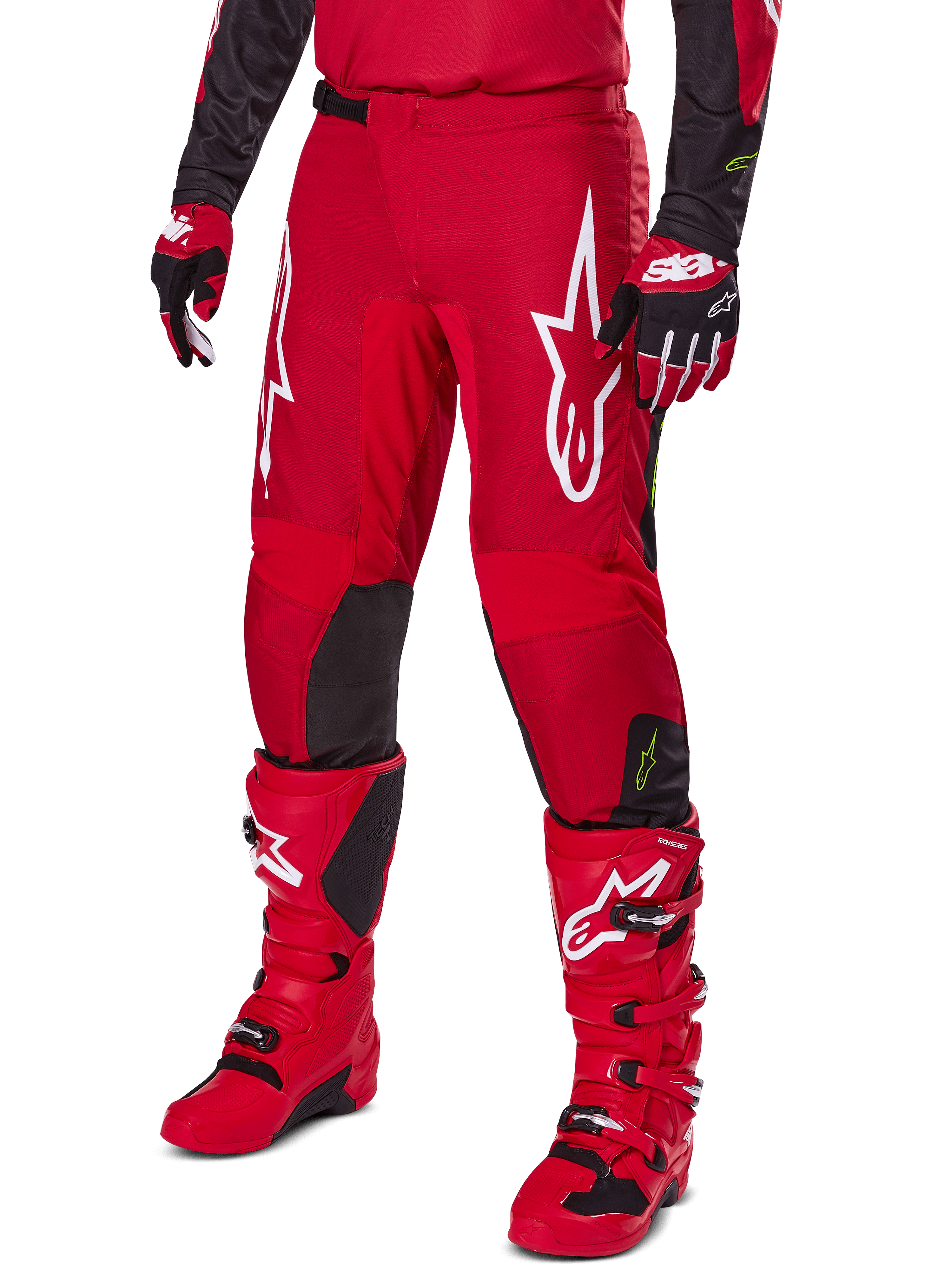 Alpinestars 2025 Fluid Haul Gear Set, strój motocrossowy w kolorze czerwonym i czarnym, czerwone spodnie z wyraźnym białym logo Alpinestars, pasujące czerwone buty techniczne i czerwono-czarne rękawice, spójny design zapewniający wydajność off-road