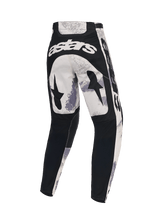 Alpinestars 2026 Racer Lahnd Pants, spodnie motocrossowe, piaskowy kamuflaż i szary, widok z tyłu z białym brandingiem astars, czarne grafiki gwiazd na udach i czarne panele na dolnych częściach nogawek, ergonomiczna konstrukcja do wyścigów off-road