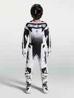 Alpinestars Techstar Swan, biało-czarne spodnie i koszulka, męski zestaw motocrossowy z butami na modelu