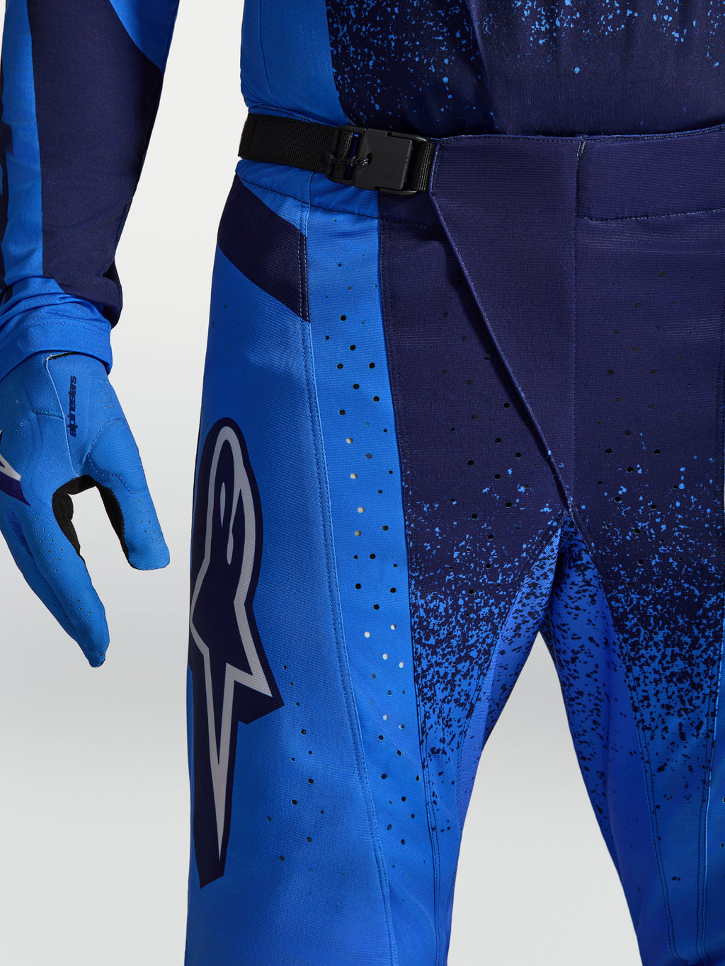 Alpinestars Spodnie Techstar Swan, męskie spodnie motocrossowe, niebieskie i ciemnoniebieskie, magnetyczna klamra SX2 w pasie, laserowa perforacja wentylacyjna i logo Alpinestars