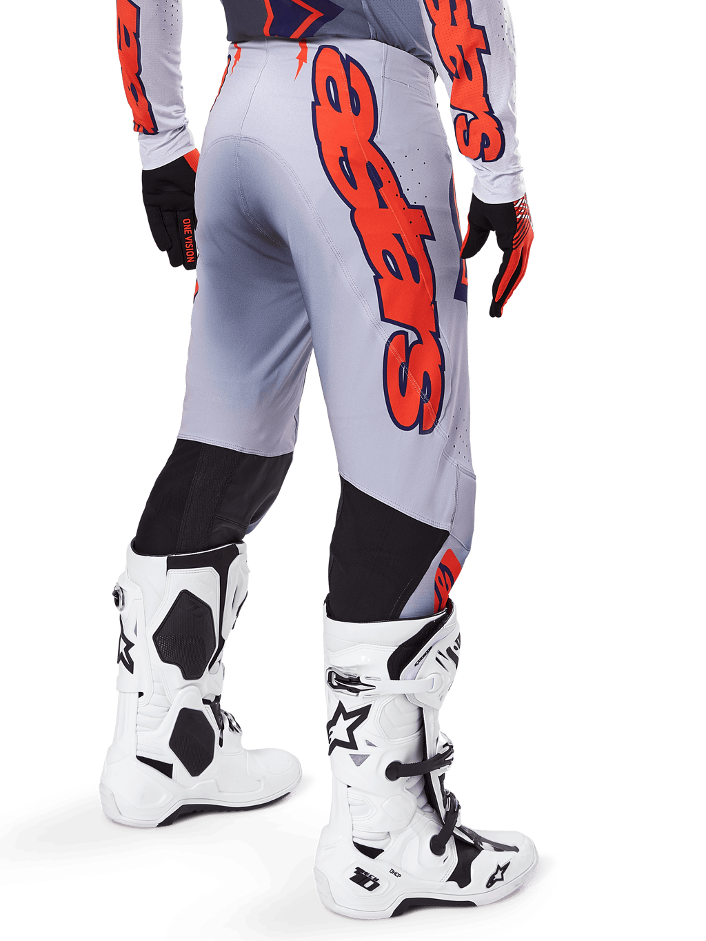 Spodnie Alpinestars Supertech Lipan 2025, spodnie motocrossowe, szare i pomarańczowe fluo, widok z tyłu z dużą pomarańczową grafiką Alpinestars, czarne elastyczne panele, zestaw z pasującą koszulką i białymi butami, profesjonalna odzież wyścigowa