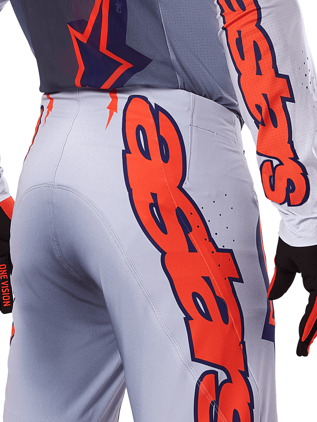 Alpinestars 2025 Supertech Lipan Pants and Jersey, zestaw odzieży motocrossowej, szary i pomarańczowy fluo, zbliżenie na bok i tył z dużym pomarańczowym logo Alpinestars, techniczny materiał rip-stop z perforowaną wentylacją
