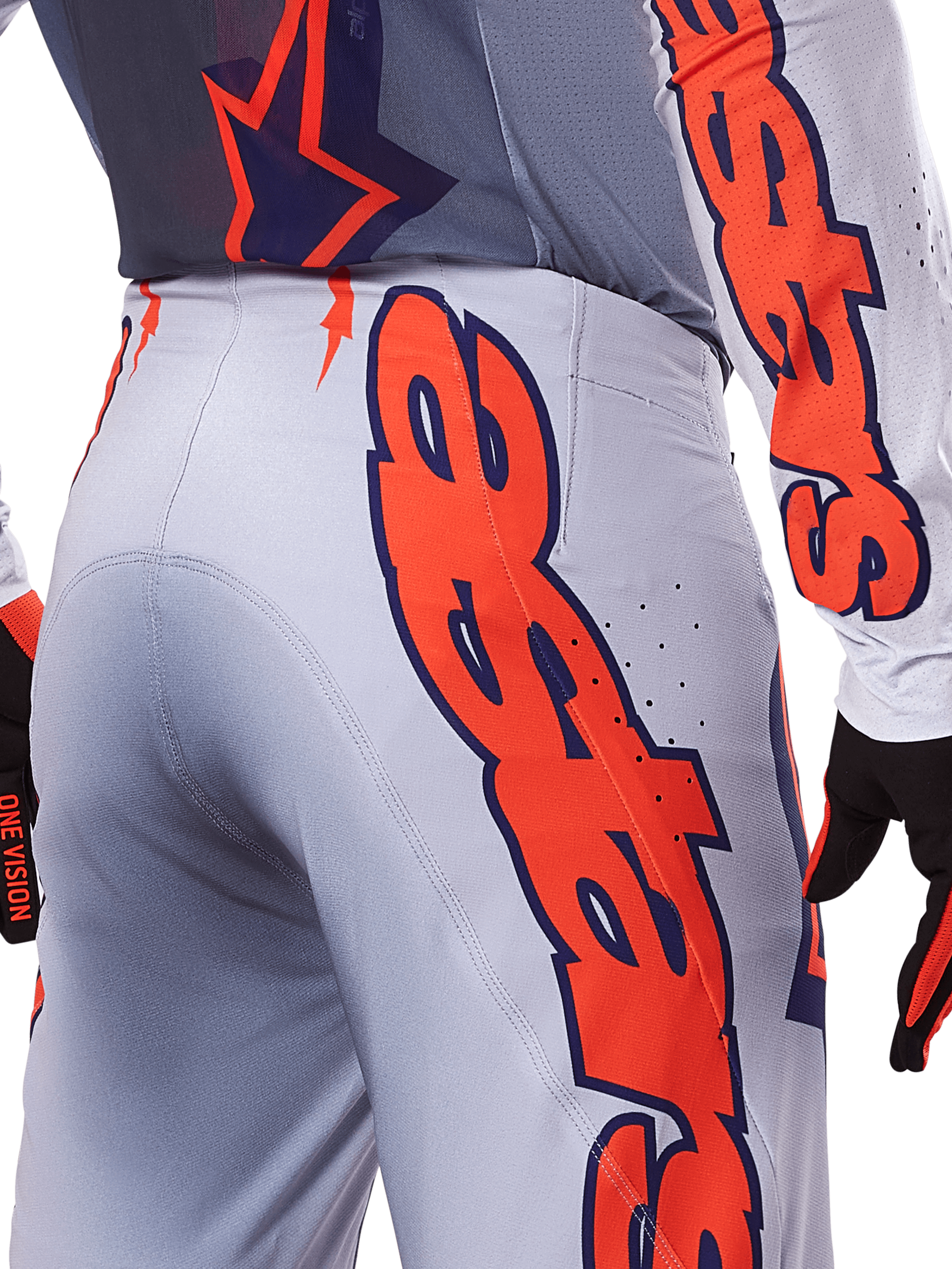 Alpinestars 2025 Supertech Lipan Pants and Jersey, zestaw odzieży motocrossowej, szary i pomarańczowy fluo, zbliżenie na bok i tył z dużym pomarańczowym logo Alpinestars, techniczny materiał rip-stop z perforowaną wentylacją
