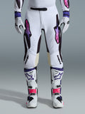 Alpinestars 2026 Supertech AFD Vista Pants, spodnie motocrossowe, białe, fioletowe i czarne, noszone z pasującymi białymi butami i rękawicami, z logo Astars z gradientem od różu do fioletu na udach, profesjonalny design wyścigowy zapewniający wydajność w terenie.