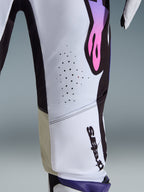 Alpinestars 2026 Supertech AFD Vista Pants, spodnie motocrossowe, białe, fioletowe i czarne, zbliżenie na laserowo wycinane otwory wentylacyjne, pionowe logo Alpinestars i beżowe panele wewnętrzne na kolanach, wyczynowa odzież wyścigowa