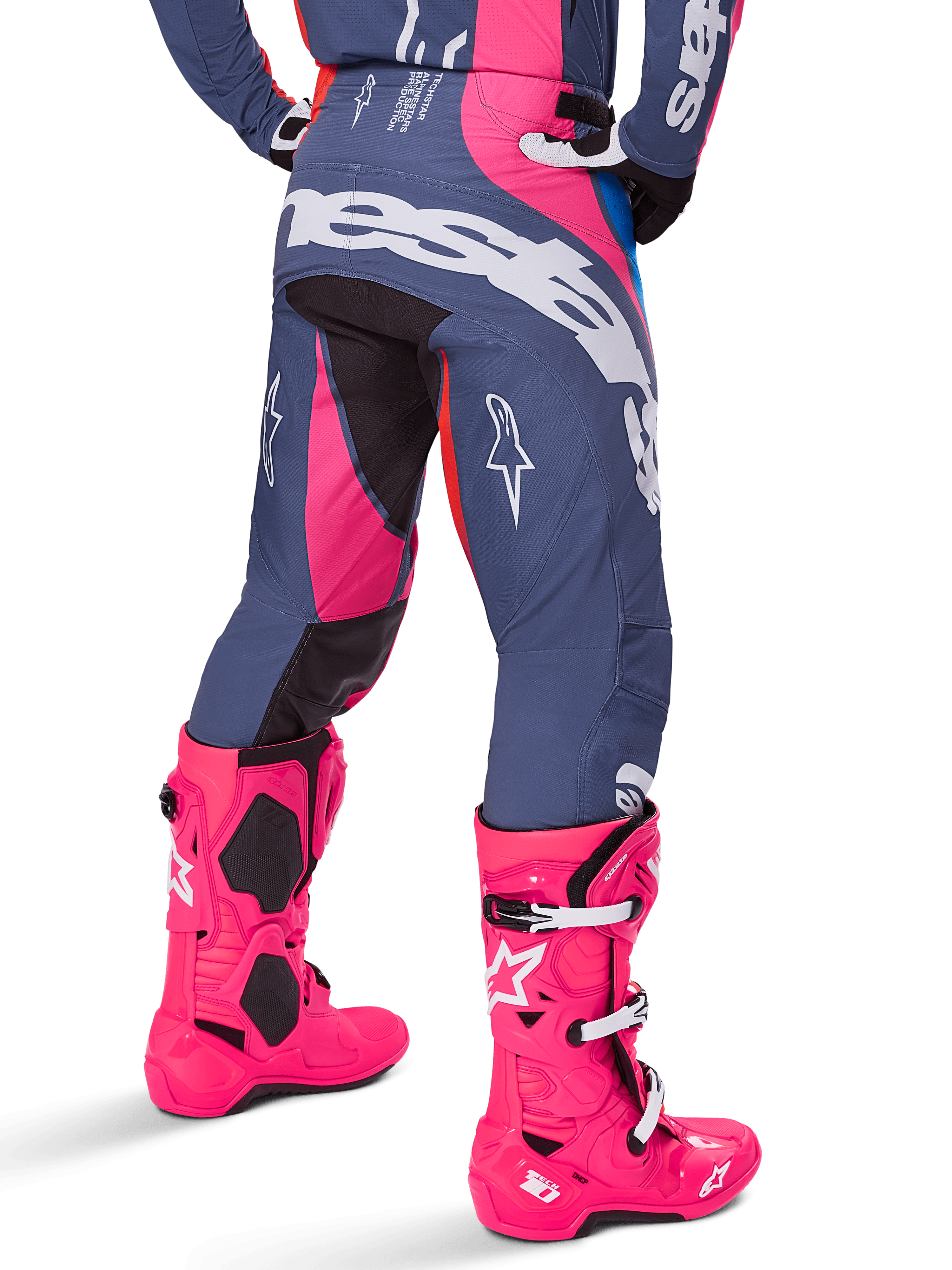Alpinestars Techstar Dreem 2025, spodnie motocrossowe, szaro-różowe, widok z tyłu z dużym białym logo Alpinestars na siedzeniu, zestawione z jaskraworóżowymi butami Tech 10, wytrzymała odzież wyścigowa z wzmocnionymi panelami