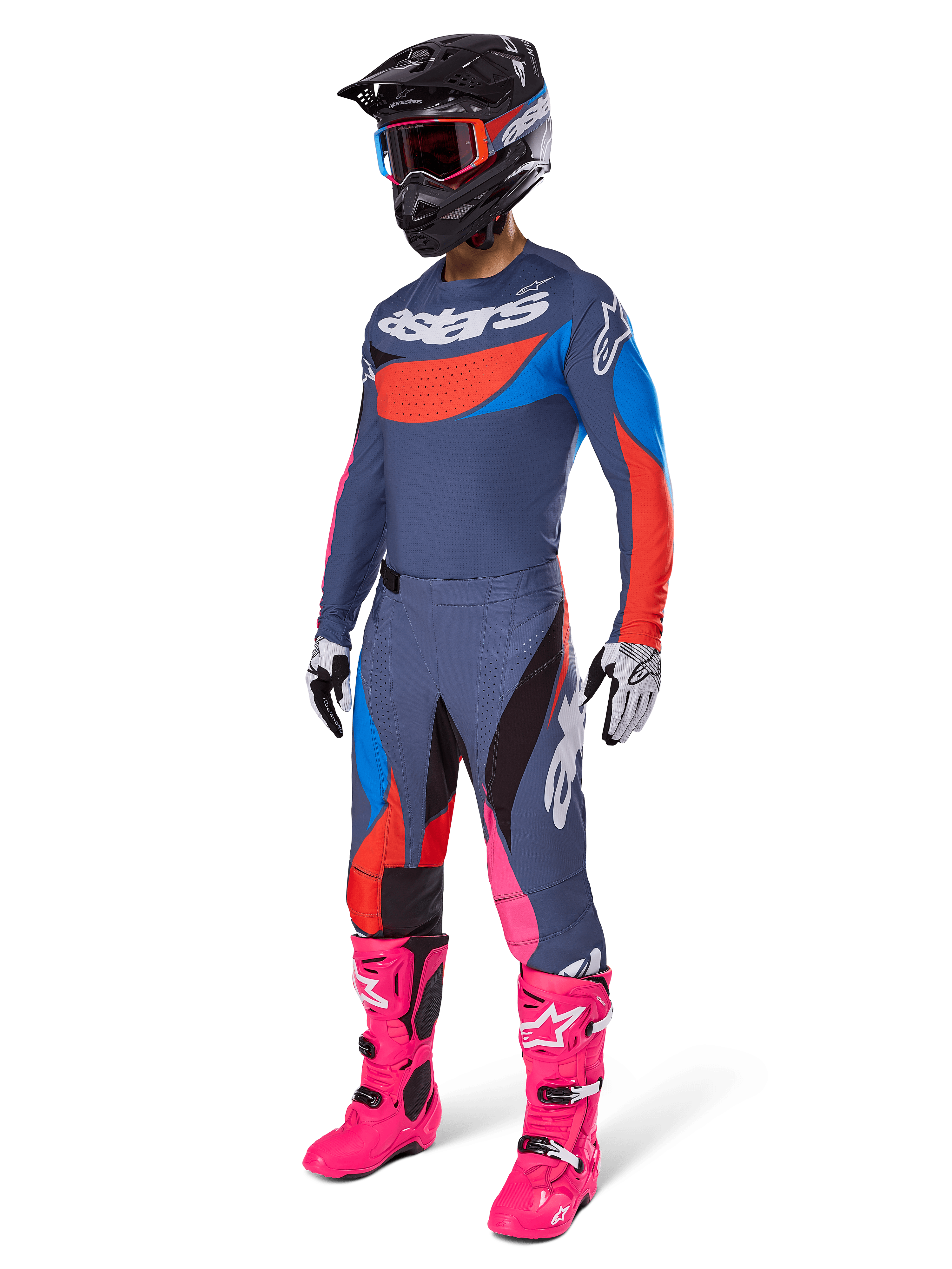 Alpinestars 2025 Techstar Dreem Pants, spodnie motocrossowe, szary wielokolorowy z niebieskimi, czerwonymi i różowymi akcentami, noszone z pasującą koszulką i jaskraworóżowymi butami, czarnym kaskiem i białymi rękawicami, kompletny zestaw odzieży do wyścigów terenowych