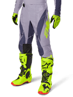 Alpinestars 2025 Techstar Dreem Gear Set, spodnie i koszulka motocrossowa, szary z ciemnofioletowymi i neonowożółtymi akcentami, zestawiony z pasującymi neonowożółtymi butami i rękawicami, profesjonalny krój wyścigowy do motocrossu