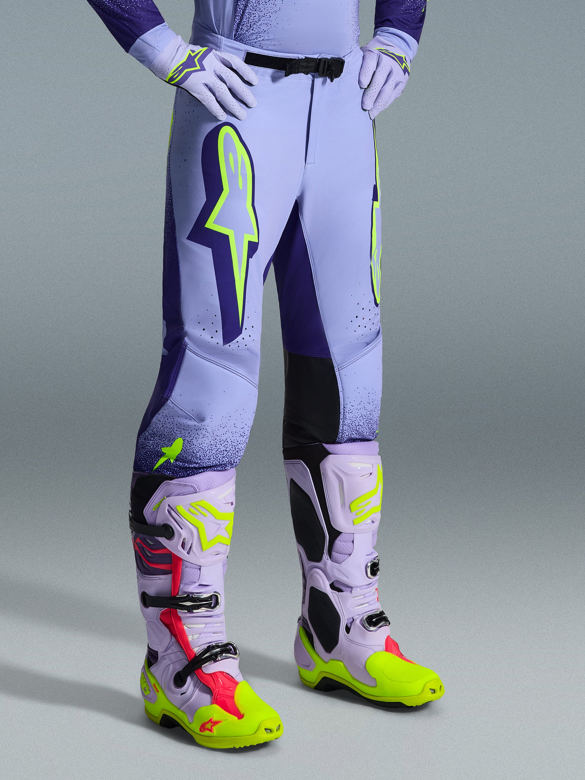Alpinestars 2026 Supertech Scenz Pants, spodnie motocrossowe, fioletowe i żółte fluo, zestaw z pasującymi butami i rękawicami motocrossowymi, duże neonowe żółte logo, sportowy krój, laserowo wycinane perforacje zapewniające wentylację