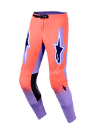 Alpinestars 2026 Supertech Scenz Pants, spodnie motocrossowe, koralowe i fioletowe, z czarnymi skórzanymi panelami po wewnętrznej stronie kolan, wyraźnymi ciemnofioletowymi logo A-star na udach, laserowo wycinanymi perforacjami oraz czarną magnetyczną klamrą w pasie.