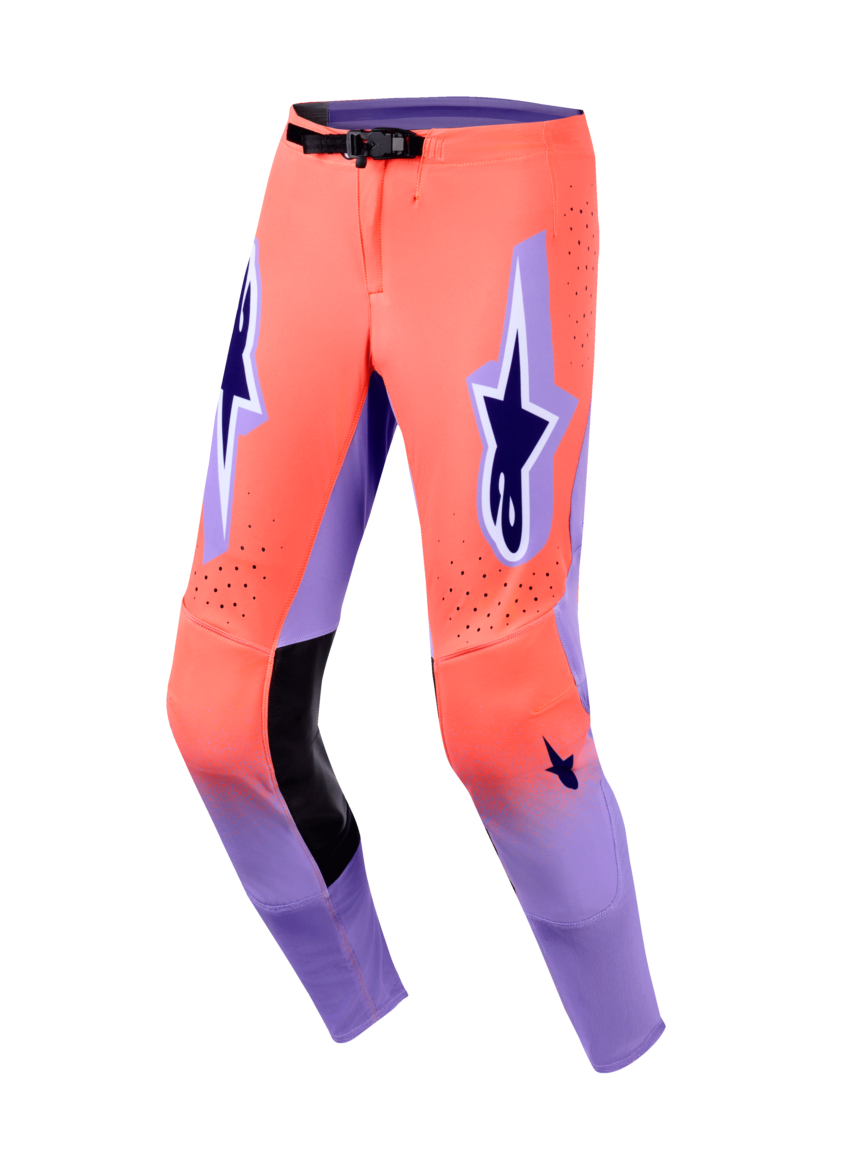 Alpinestars 2026 Supertech Scenz Pants, spodnie motocrossowe, koralowe i fioletowe, z czarnymi skórzanymi panelami po wewnętrznej stronie kolan, wyraźnymi ciemnofioletowymi logo A-star na udach, laserowo wycinanymi perforacjami oraz czarną magnetyczną klamrą w pasie.