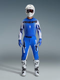 Alpinestars 2026 Supertech Scenz Gear Set, kompletny zestaw motocrossowy, niebieski i biały, strój wyścigowy z niebieską koszulką z czarnym logo „astars”, dopasowane spodnie z grafiką gwiazd, biały kask z ciemnymi goglami, niebieskie rękawice, białe buty z czarnymi akcentami