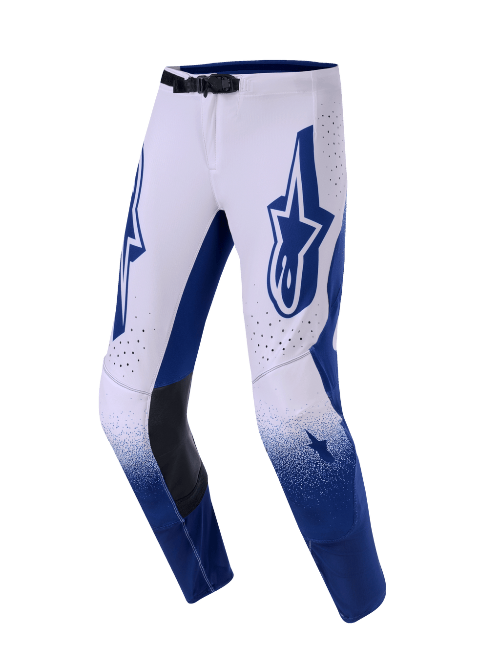 Alpinestars 2026 Supertech Scenz Pants, spodnie motocrossowe, jasnoszare i ciemnoniebieskie, z dużym niebieskim logo Astars na udzie, czarnymi skórzanymi panelami na wewnętrznej stronie kolan i perforowanymi otworami wentylacyjnymi, efekt gradientu na dole nogawek, profesjonalny sprzęt wyścigowy off-road