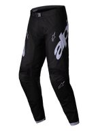 Alpinestars 2025 Racer Graphite Pants, spodnie motocrossowe, czarno-szare, z dużymi szarymi logo Alpinestars na udach, wstępnie zakrzywiona konstrukcja nogawek i magnetyczna klamra w pasie dla wydajności w wyścigach terenowych
