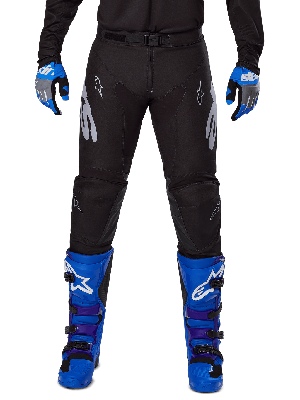 Alpinestars 2025 Racer Graphite Pants, spodnie motocrossowe, czarno-szare, noszone z niebiesko-szarymi rękawicami i niebieskimi butami, srebrny branding Astars na udach i wzmocnione kolana, sportowy design do jazdy w terenie