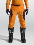 Alpinestars Racer Amber, męskie spodnie motocrossowe, pomarańczowe i ciemnoniebieskie, wytrzymały poliester 600D, sportowy krój do jazdy off-road.