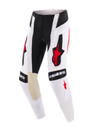 Alpinestars 2026 Techstar Knif Pants, spodnie motocrossowe, biało-czarno-czerwone, wyraźne logo Alpinestars na udach i kolanach, wewnętrzne panele kolan z beżowej koziej skóry, perforowane detale poprawiające wentylację, wytrzymała konstrukcja wyścigowa do rywalizacji w terenie.