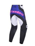 Alpinestars 2026 Techstar Knif Pants, spodnie motocrossowe, czarne, jasnoszare i fioletowe z różowym brandingiem, widok z tyłu ukazujący wielopanelową konstrukcję, fioletowy karczek z różowym logo oraz wzmocniony obszar siedziska do wyścigów terenowych
