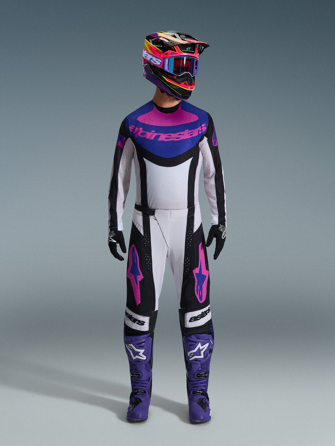 Zestaw Alpinestars 2026 Techstar Knif, kompletny strój motocrossowy, biało-czarno-fioletowo-różowy, wielokolorowy kask, niebieskie gogle, fioletowe buty, czarne rękawice, profesjonalny zestaw wyczynowy do wyścigów terenowych