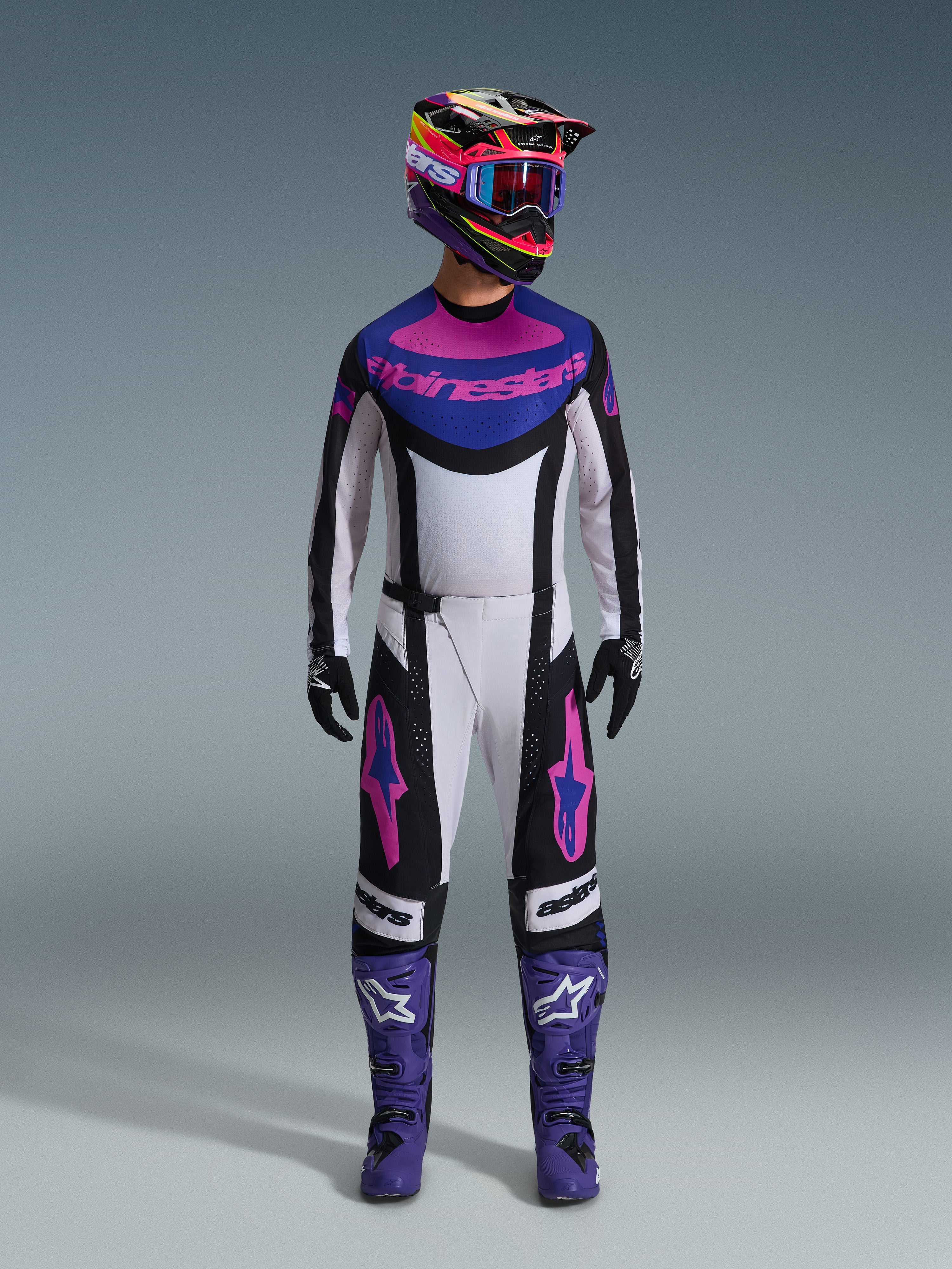 Zestaw Alpinestars 2026 Techstar Knif, kompletny strój motocrossowy, biało-czarno-fioletowo-różowy, wielokolorowy kask, niebieskie gogle, fioletowe buty, czarne rękawice, profesjonalny zestaw wyczynowy do wyścigów terenowych
