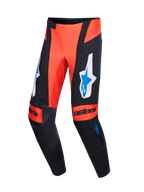 Alpinestars 2026 Techstar Knif Pants, spodnie motocrossowe, pomarańczowe, czarne i niebieskie UCLA, z dużymi niebiesko-białymi logo Alpinestars na udach, napisem „astars” na kolanach, czarnymi skórzanymi panelami po wewnętrznej stronie kolan i dopasowanym sportowym krojem do wyścigów terenowych.
