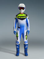 Alpinestars Techstar Knif Pants 2026, spodnie motocrossowe, niebieskie Ucla Blue, czarne i żółte fluo, element pełnego zestawu wyścigowego z dopasowaną koszulką, niebieskimi butami i rękawicami oraz białym kaskiem, sportowy krój wyścigowy, wyraziste logo Alpinestars