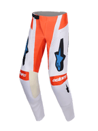 Alpinestars 2026 Techstar Knif Pants, spodnie motocrossowe, jasnoszare i jaskrawopomarańczowe z niebieskimi i czarnymi akcentami, niebieskie logo Astars, perforowane panele wentylacyjne, bezpieczna magnetyczna klamra w pasie, profesjonalna odzież do wyścigów terenowych