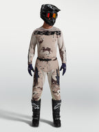 Alpinestars Spodnie Racer Lone i koszulka, męski zestaw motocrossowy, pustynny kamuflaż i czarny, na modelu.
