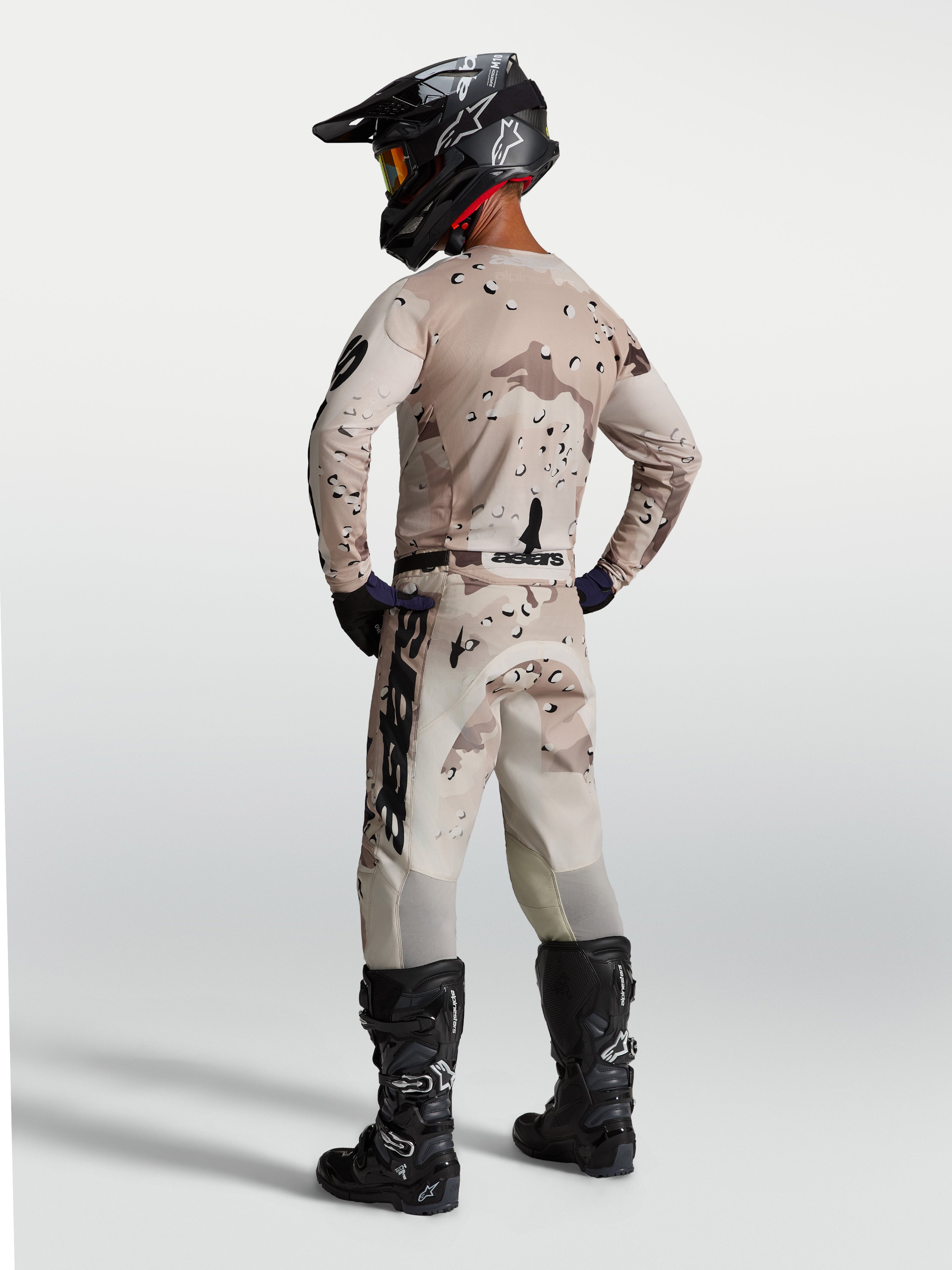 Alpinestars Spodnie Racer Lone, męskie spodnie motocrossowe, kamuflaż pustynny i czarny, 600D, widok z tyłu na modelu.