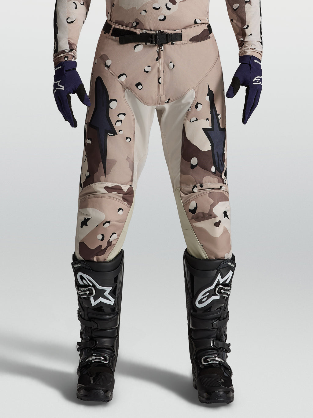 Alpinestars spodnie Racer Lone, męskie spodnie motocrossowe, pustynny kamuflaż i czarny, skórzane panele na kolanach.
