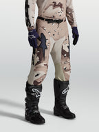 Spodnie Alpinestars Racer Lone, męskie spodnie motocrossowe, beżowo-brązowy kamuflaż pustynny, skórzane panele.