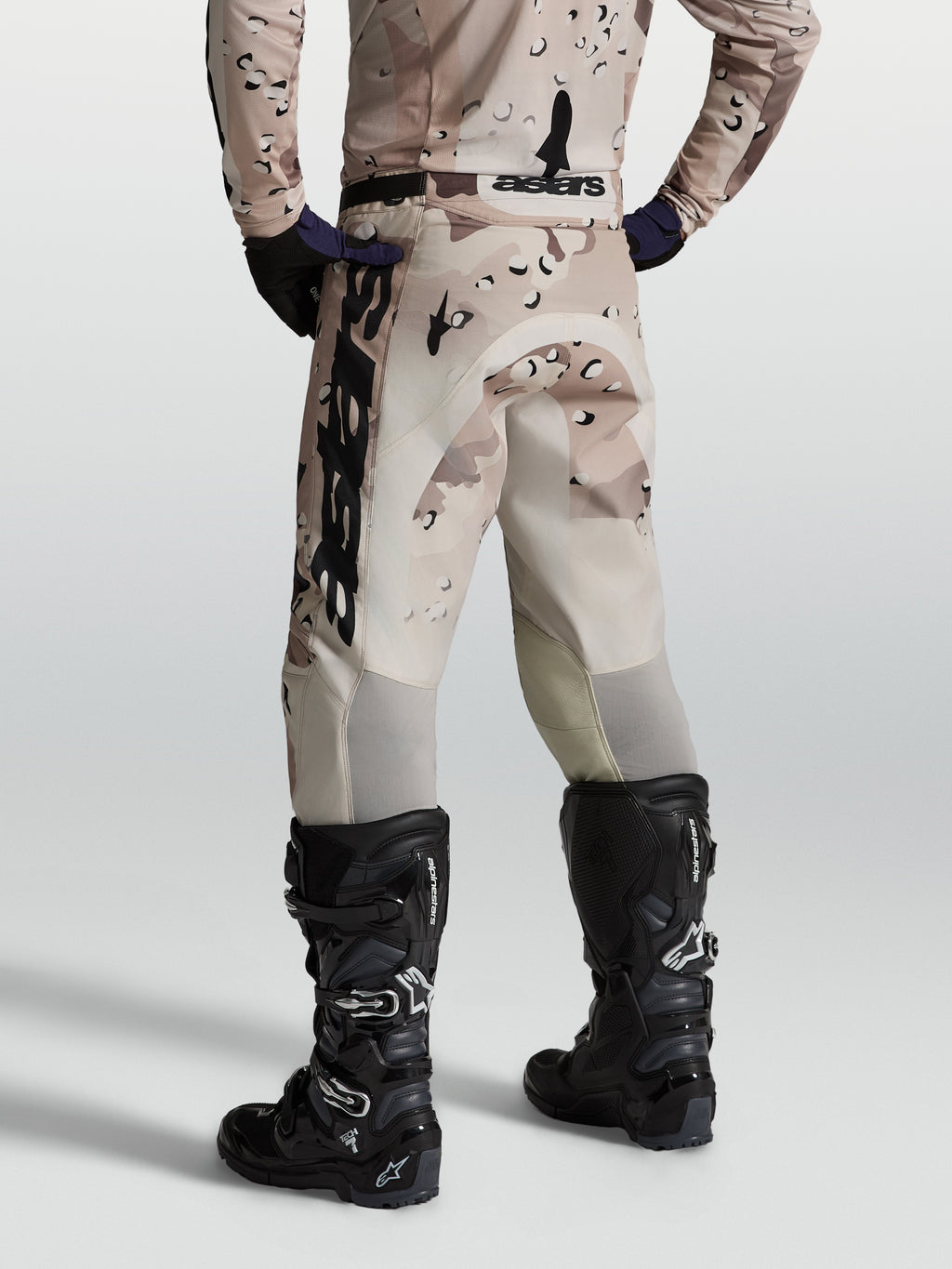 Alpinestars Spodnie Racer Lone, męskie spodnie motocrossowe, beżowe i piaskowe camo, wytrzymały materiał, widok z tyłu.