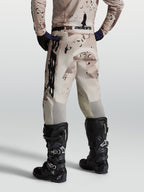 Alpinestars Spodnie Racer Lone, męskie spodnie motocrossowe, beżowe i piaskowe camo, wytrzymały materiał, widok z tyłu.