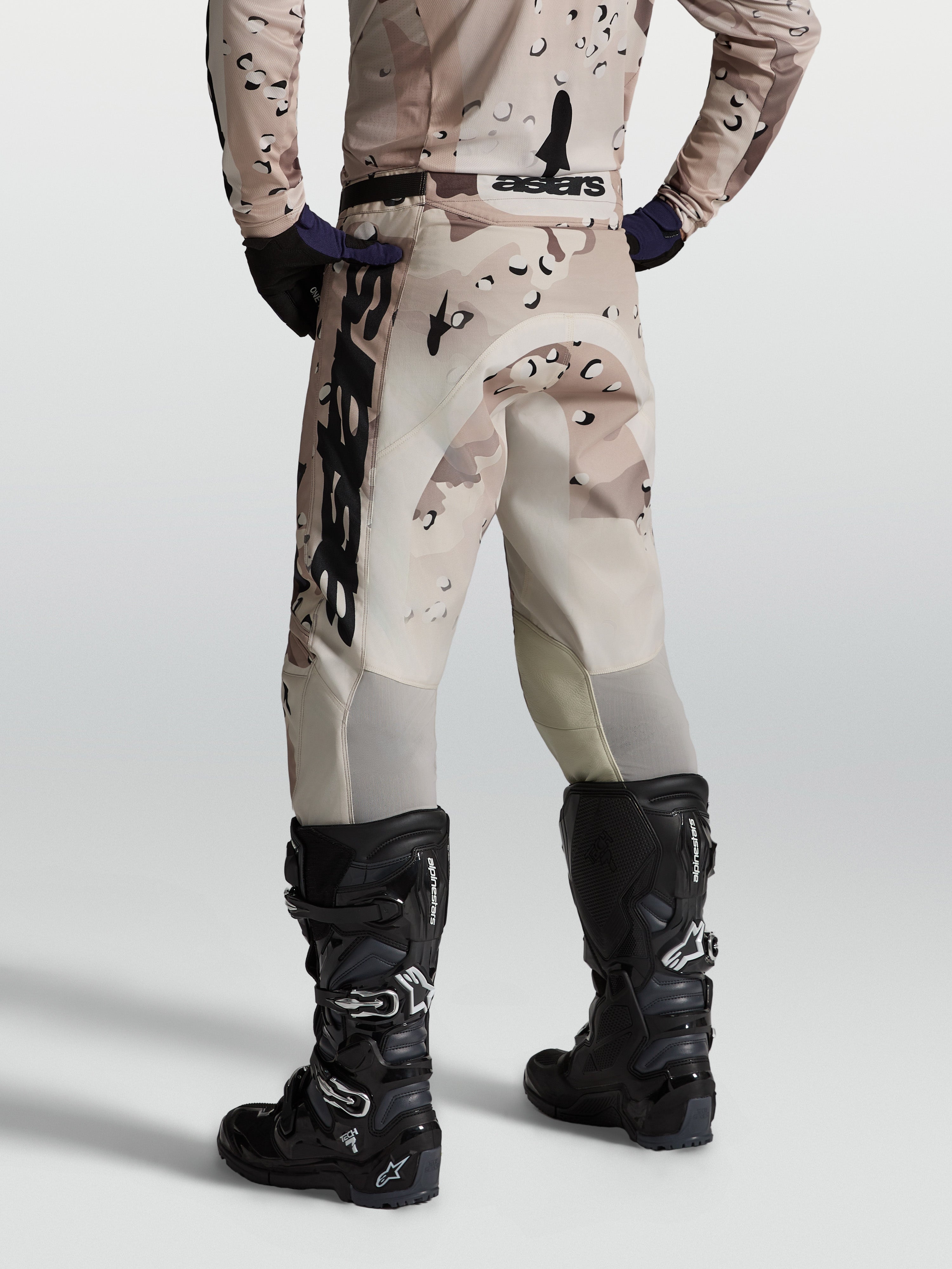 Alpinestars Spodnie Racer Lone, męskie spodnie motocrossowe, beżowe i piaskowe camo, wytrzymały materiał, widok z tyłu.