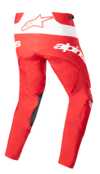Alpinestars 2023 Techstar Arch Pants, spodnie motocrossowe, czerwono-białe, widok z tyłu z wyraźnym białym brandingiem i logo gwiazdy, ciemne wzmocnienia wewnętrznej strony nogawek, techniczny design do jazdy terenowej