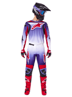 Alpinestars 2025 Fluid Wurx Gear Set, motocyklista motocrossowy w fioletowej, białej i jaskrawoczerwonej koszulce i spodniach, czarny kask z niebieskimi goglami, czerwone buty motocrossowe i pasujące rękawice, sportowy design wyścigowy dla wydajności w terenie