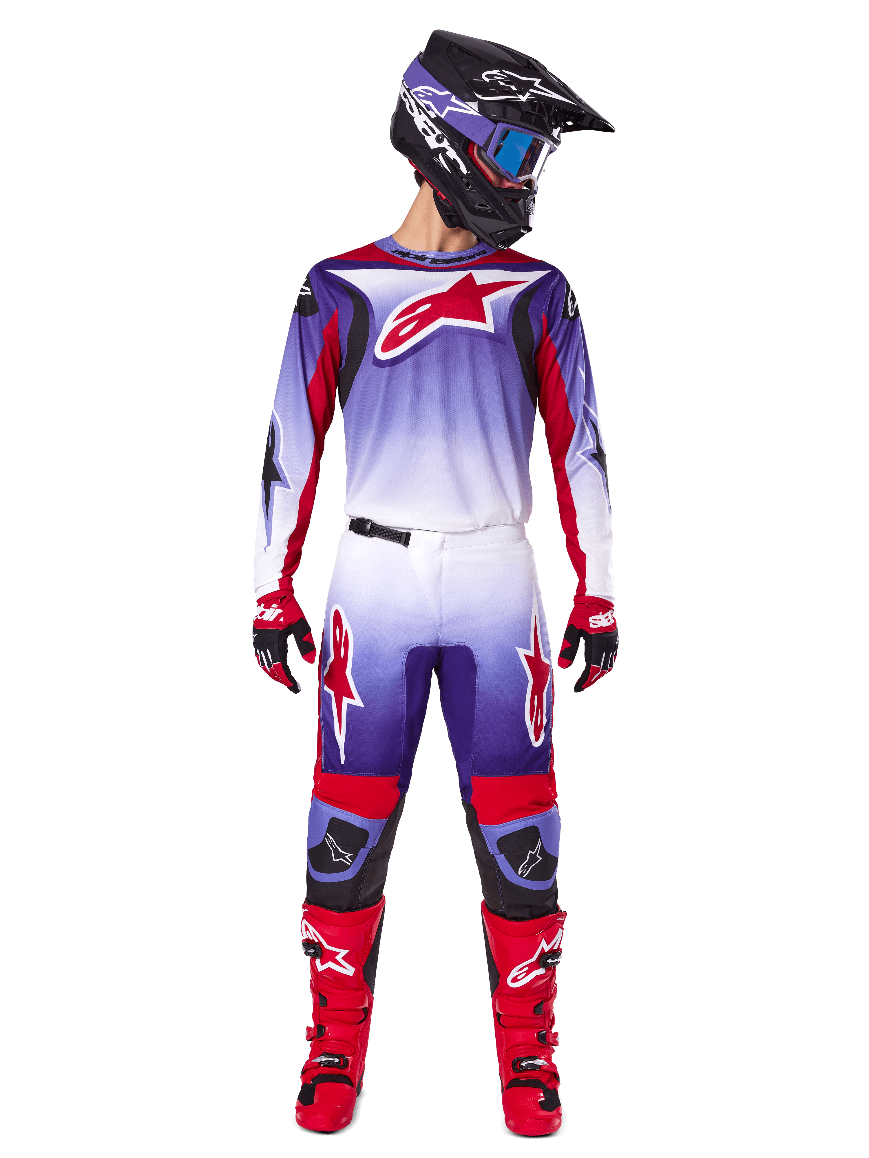 Alpinestars 2025 Fluid Wurx Gear Set, motocyklista motocrossowy w fioletowej, białej i jaskrawoczerwonej koszulce i spodniach, czarny kask z niebieskimi goglami, czerwone buty motocrossowe i pasujące rękawice, sportowy design wyścigowy dla wydajności w terenie