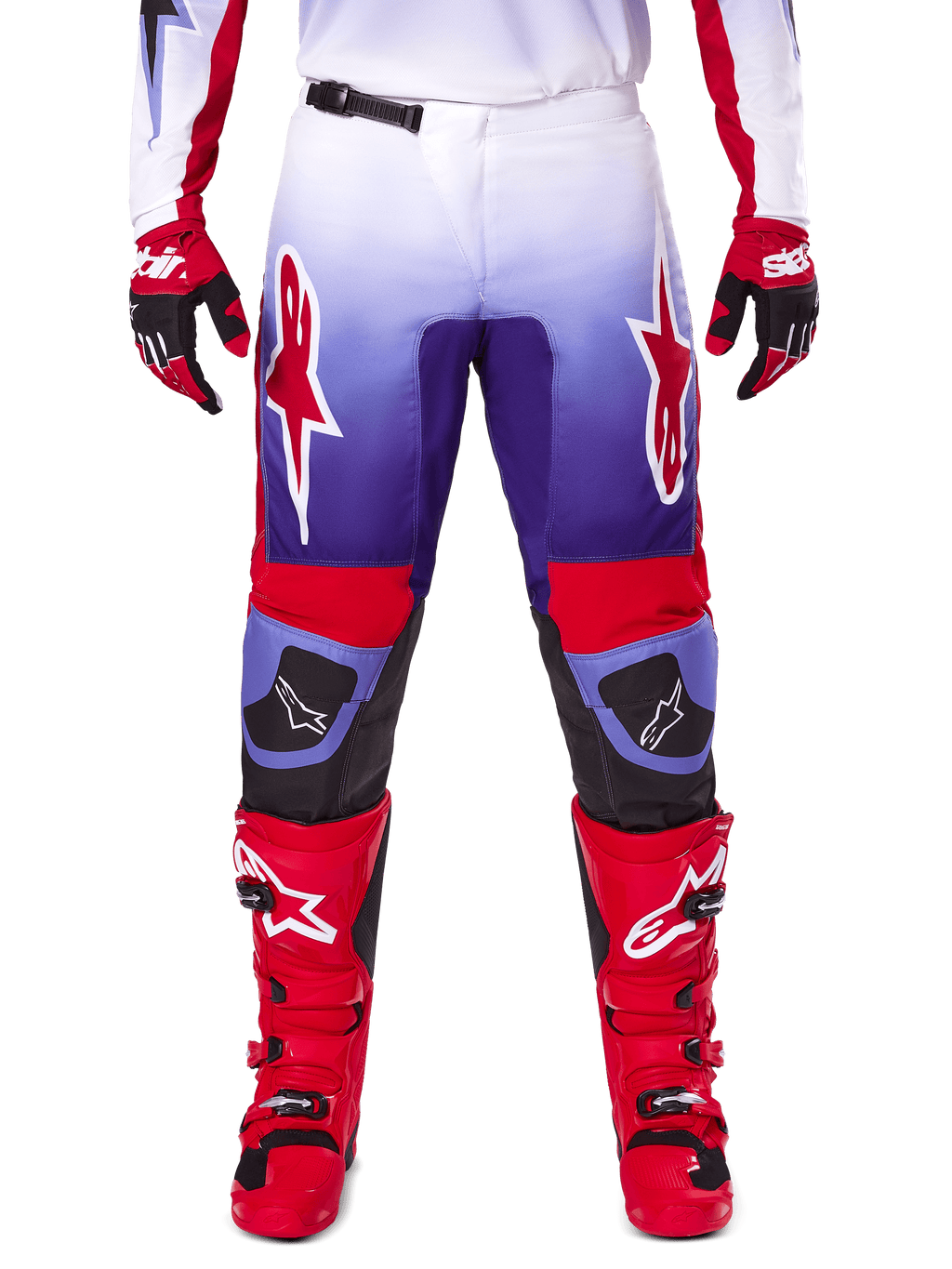 Alpinestars 2025 Fluid Wurx Pants, spodnie motocrossowe, fioletowe i jaskrawoczerwone, noszone z dopasowanymi czerwonymi butami i rękawicami, białe logo na udach i czarne wzmocnienia na kolanach, profesjonalna odzież do jazdy terenowej