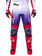 Alpinestars 2025 Fluid Wurx Pants, spodnie motocrossowe, fioletowe i jaskrawoczerwone, noszone z dopasowanymi czerwonymi butami i rękawicami, białe logo na udach i czarne wzmocnienia na kolanach, profesjonalna odzież do jazdy terenowej