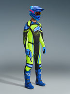 Zawodnik motocrossowy w pełnym stroju wyścigowym, żółta koszulka fluo z ciemnogranatowymi i niebieskimi akcentami, spodnie Alpinestars Techstar Nomur 2026 w dopasowanej kolorystyce, niebieski kask z goglami, niebiesko-czarne buty, niebieskie rękawice, skoordynowany zestaw do wyścigów off-road