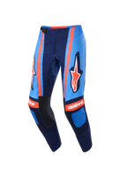 Alpinestars 2026 Techstar Nomur Pants, spodnie motocrossowe, ciemnogranatowe, pomarańczowe i błękitne, z wyraźnym logo Alpinestars na udach, logo „astars” na kolanach, magnetyczną klamrą w pasie i laserowo wycinanymi perforacjami dla lepszej wentylacji, profesjonalna odzież off-road