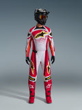 Alpinestars 2026 Techstar Nomur Gear Set, strój motocrossowy, czerwony, biały i czarny z żółtymi logotypami gwiazdy, kompletny zestaw z kaskiem, goglami, rękawicami i butami, sportowy design wyścigowy do jazdy w terenie