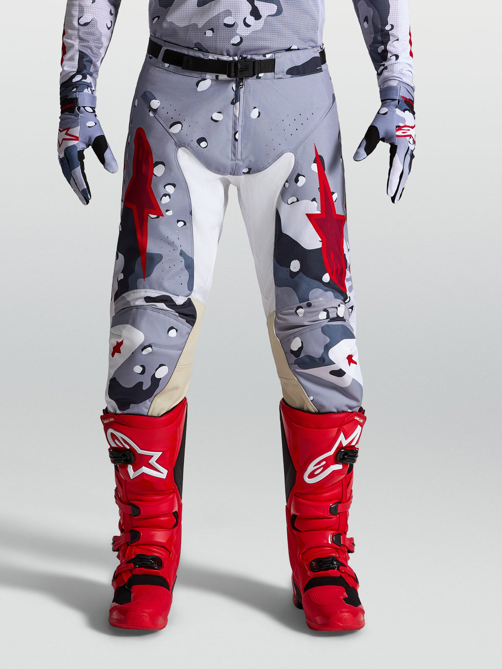 Spodnie Alpinestars Racer Air Lone, męskie spodnie motocrossowe, szary kamuflaż i czerwony, perforowany materiał, skórzane panele na kolanach.