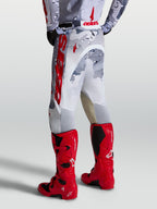 Spodnie Alpinestars Racer Air Lone, szary kamuflaż i biel z czerwonymi akcentami, męskie spodnie motocrossowe, widok od tyłu.