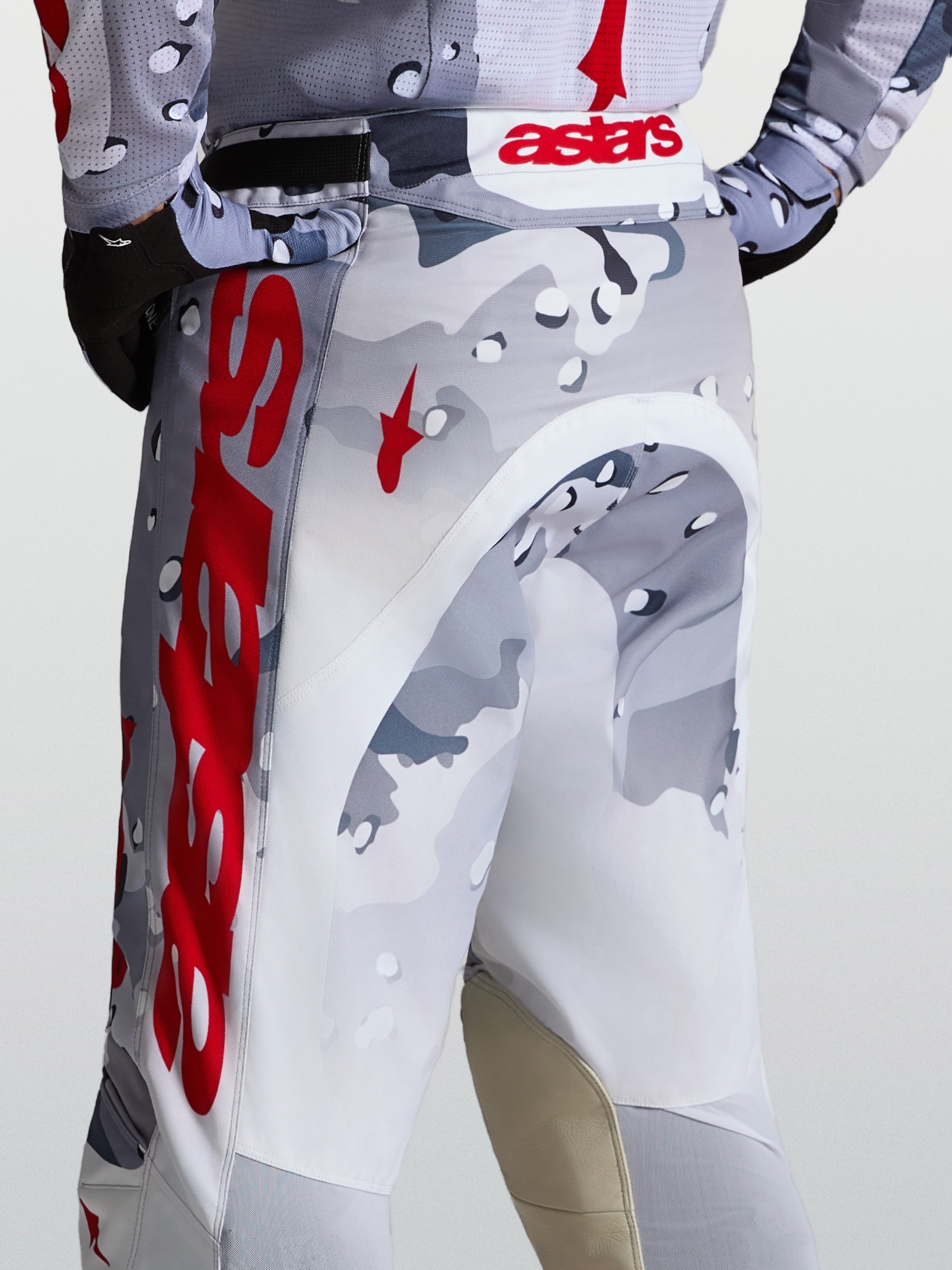Alpinestars Spodnie Racer Air Lone, męskie spodnie motocrossowe, szary kamuflaż i czerwone detale, perforowany materiał.