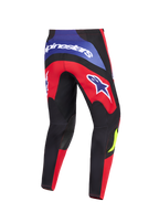 Alpinestars Fluid Grid Pants 2026, spodnie motocrossowe, czerwone, czarne i fioletowe, widok z tyłu z wyraźnym brandingiem Alpinestars na tylnym karczku i udach, wzmocnione czarne panele na kolanach i ergonomiczny sportowy krój do jazdy off-road