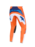 Alpinestars 2026 Fluid Grid Pants, spodnie motocrossowe, pomarańczowe i błękitne (UCLA Blue), widok z tyłu, białe panele z niebieskim logo gwiazdy, granatowe logo w pasie, czarne wzmocnienia na kolanach, wytrzymała konstrukcja do wyścigów terenowych