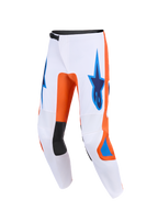 Alpinestars 2026 Fluid Grid Pants, spodnie motocrossowe, białe z pomarańczowymi i niebieskimi akcentami UCLA Blue, niebieskie logo Astars na udach, czarne panele po wewnętrznej stronie kolan, techniczna ergonomiczna konstrukcja zapewniająca wydajność off-road